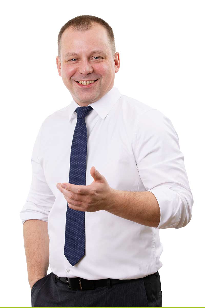 Patrick Walter im wei&szlig;en Hemd mit dunkelblauer Krawatte